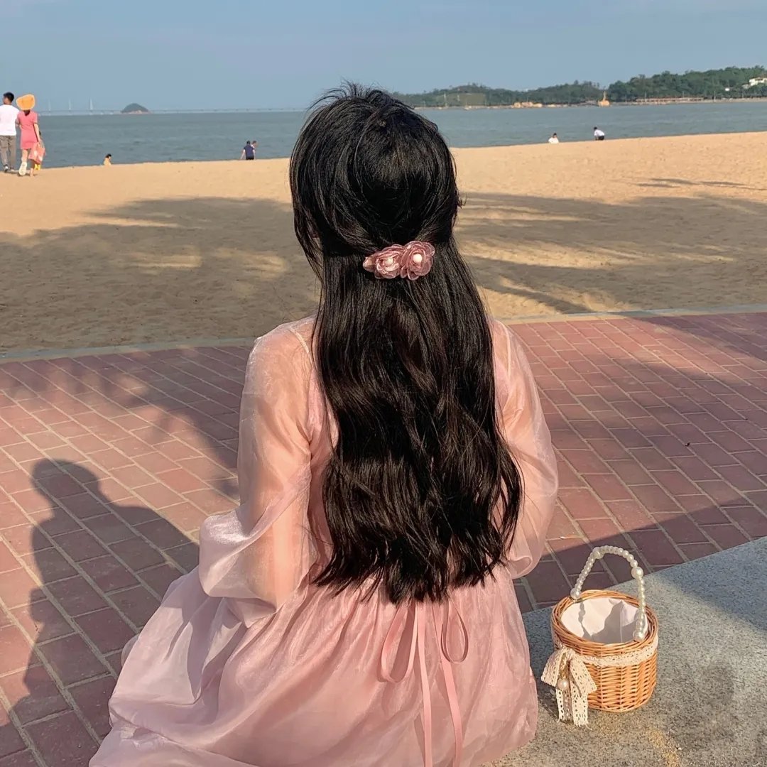 周日总是下雨天海报